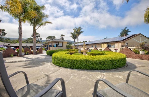 Munras Avenue Hotel | Padre Oaks
