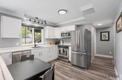 West Vancouver House | West Van Hideout 2BR Suite - Near Grouse Mountain