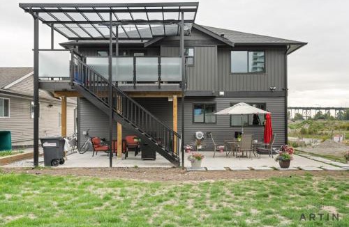 West Vancouver House | West Van Hideout 2BR Suite - Near Grouse Mountain