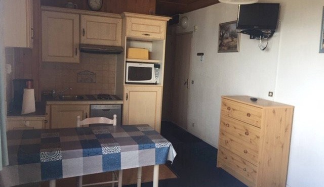 Arette: Large studio for 6 near slopes, parking, dishwasher