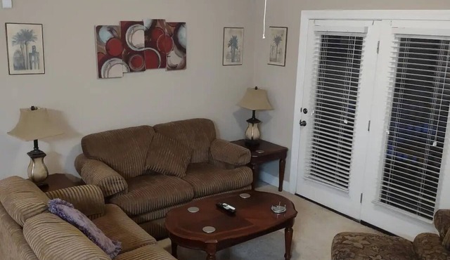 Classic Comfortable Condo, 3/2, Wifi, Pool, Location, OWA, Sports-plex, Shopping