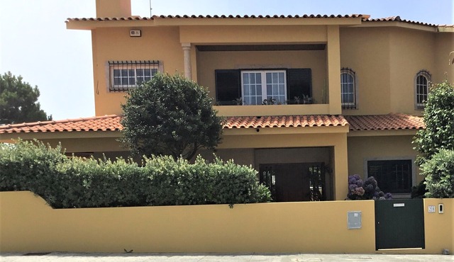 Holiday house with side sea view, 200 meters from the beach