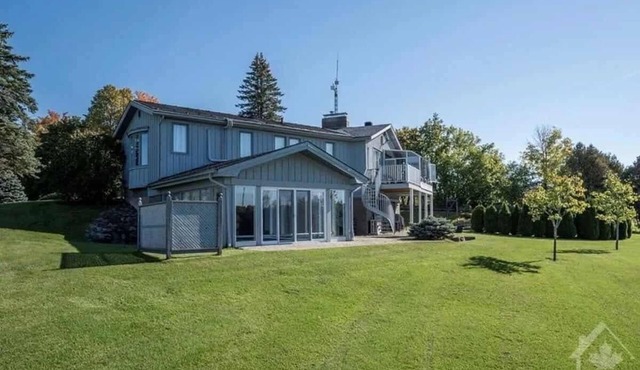 Quiet countryside getaway - indoor pool, pet-friendly. Fun for family & friends!